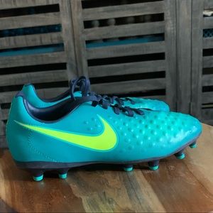 Nike Youth Soccer Shoes sz 4y